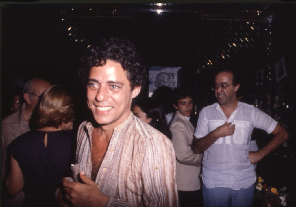 O cantor Chico Buarque e o jornalista Geraldo Mayrink